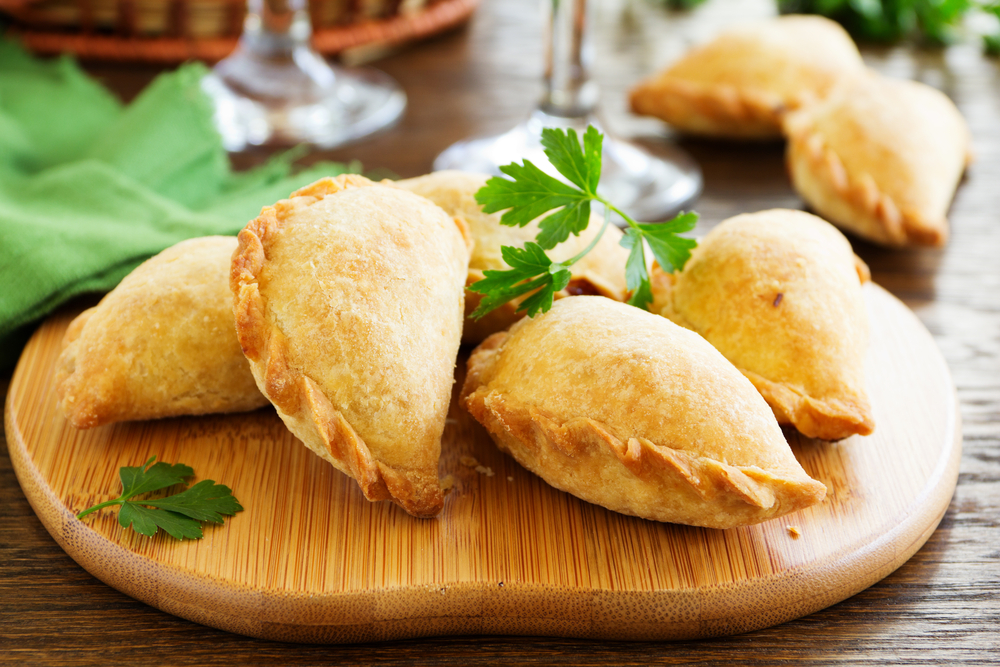 Empanadas con tomate, mozzarella y albahaca