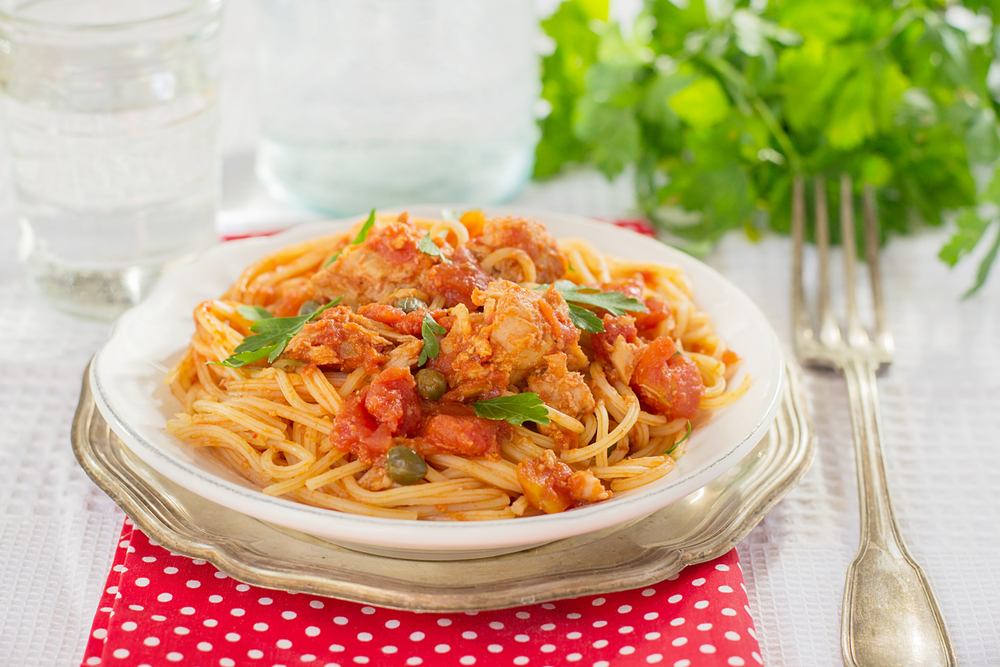 Espaguetis con atún cocinados