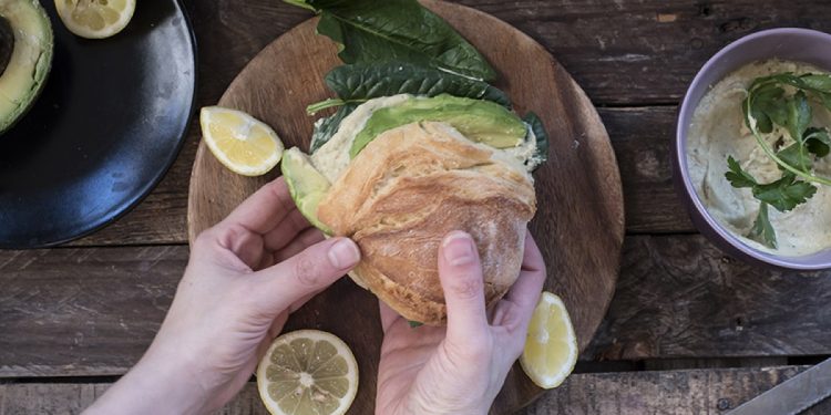 bocadillo aguacate hummus