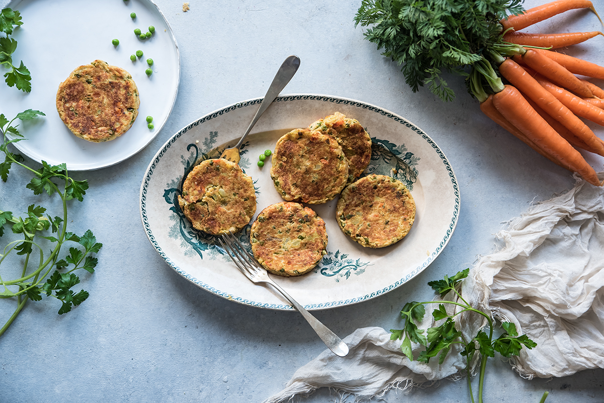 Hamburguesa vegetal con garbanzos, guisantes y zanahorias