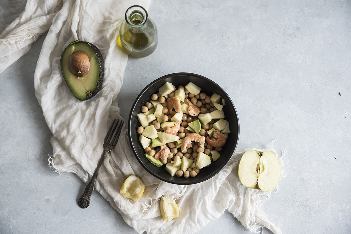 Ensalada de garbanzos, aguacate, gambas y manzana verde