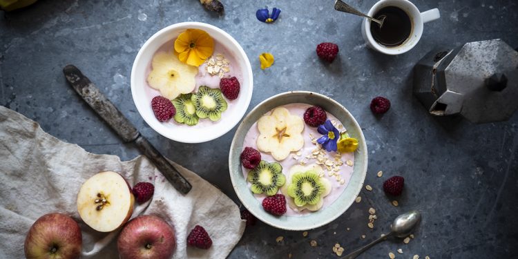 Smoothie bowl con yogur griego y fruta