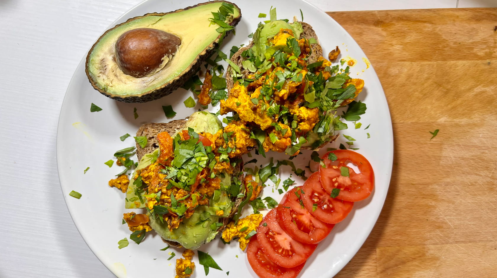Tostadas de aguacate con tofu