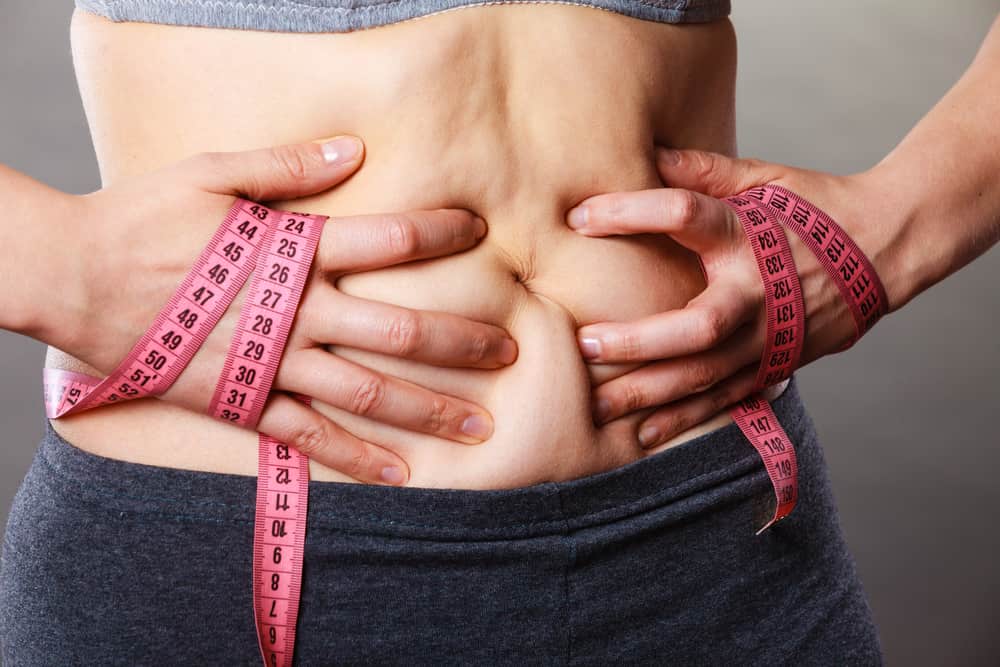 mujer midiendose la barriga