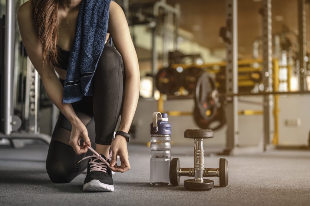 mujer en el gimnasio haciendo ejercicios para la celulitis