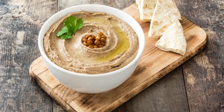 Hummus de lentejas con pan