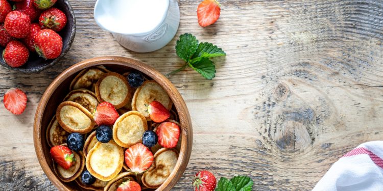 Mini tortitas con fruta y leche